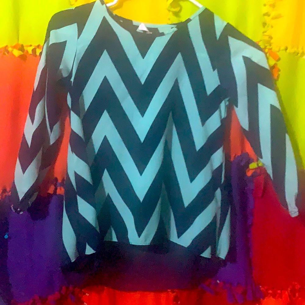 I am selling this beautiful long sleeve shirt